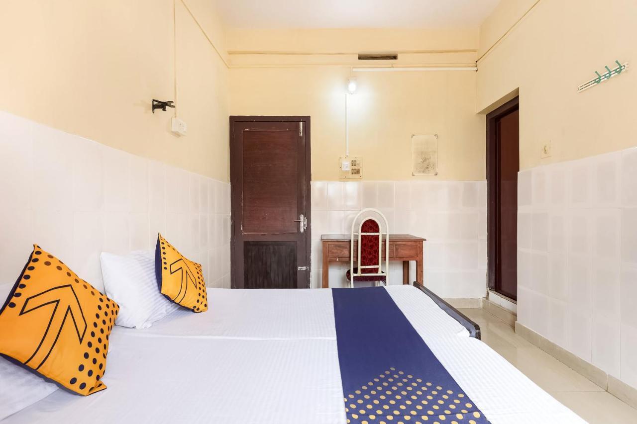 Spot On 60665 Royal Tourist Home Valāncheri Exterior foto