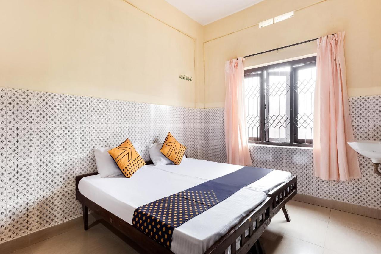 Spot On 60665 Royal Tourist Home Valāncheri Zimmer foto